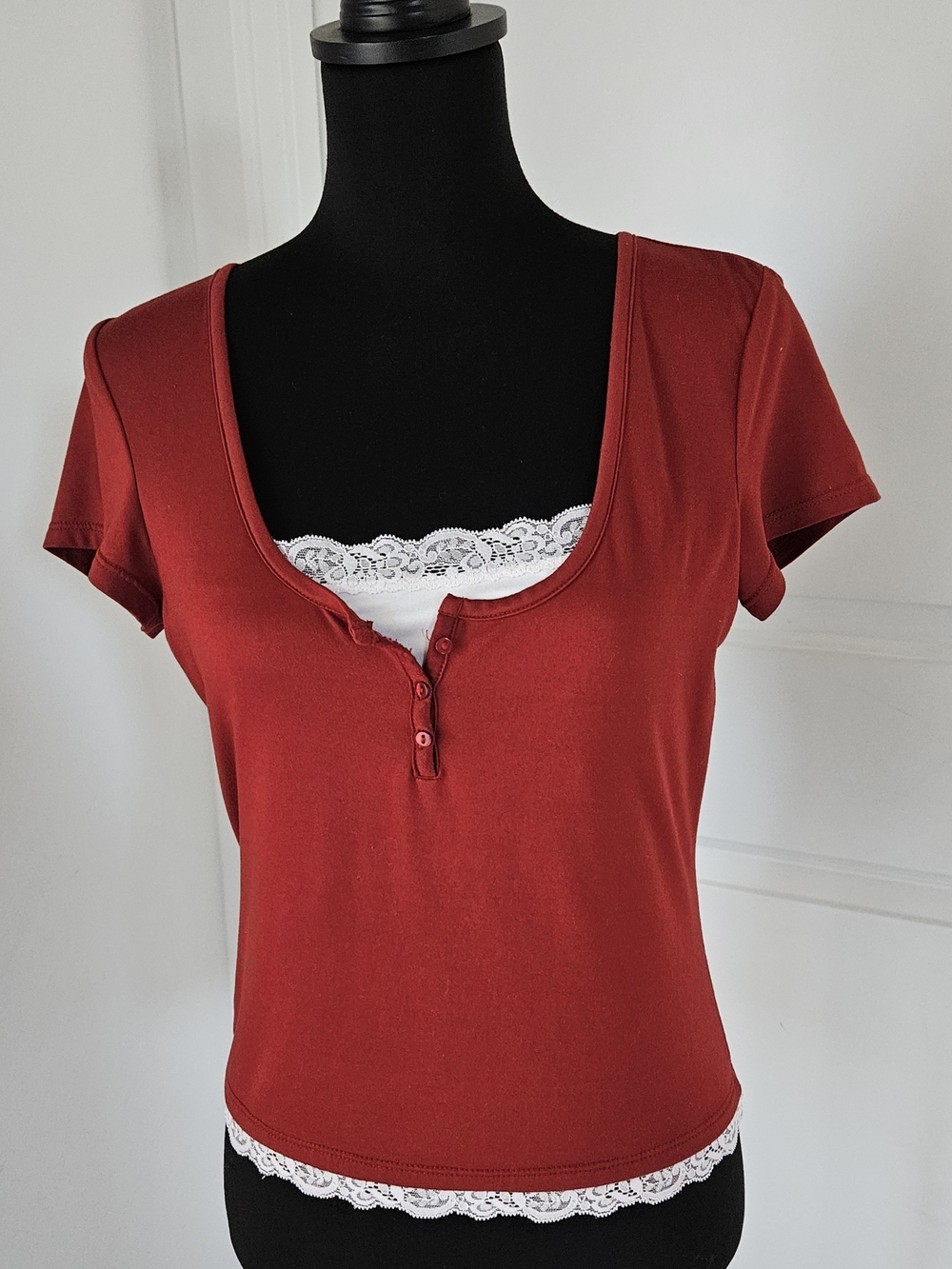 Just Polly Crimson Scoop Neck Short Sleeve Top with Lace Trim sz M